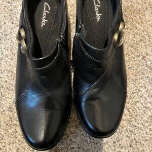 CLARKS BLACK LEATHER HEEL LOAFERS SZ 6M